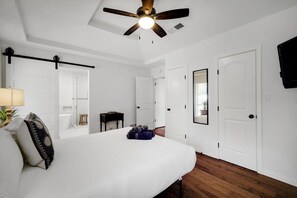 4 bedrooms, desk, iron/ironing board, WiFi - Highland Village - 4BR w Backyard Pool Oasis (Lewisville)