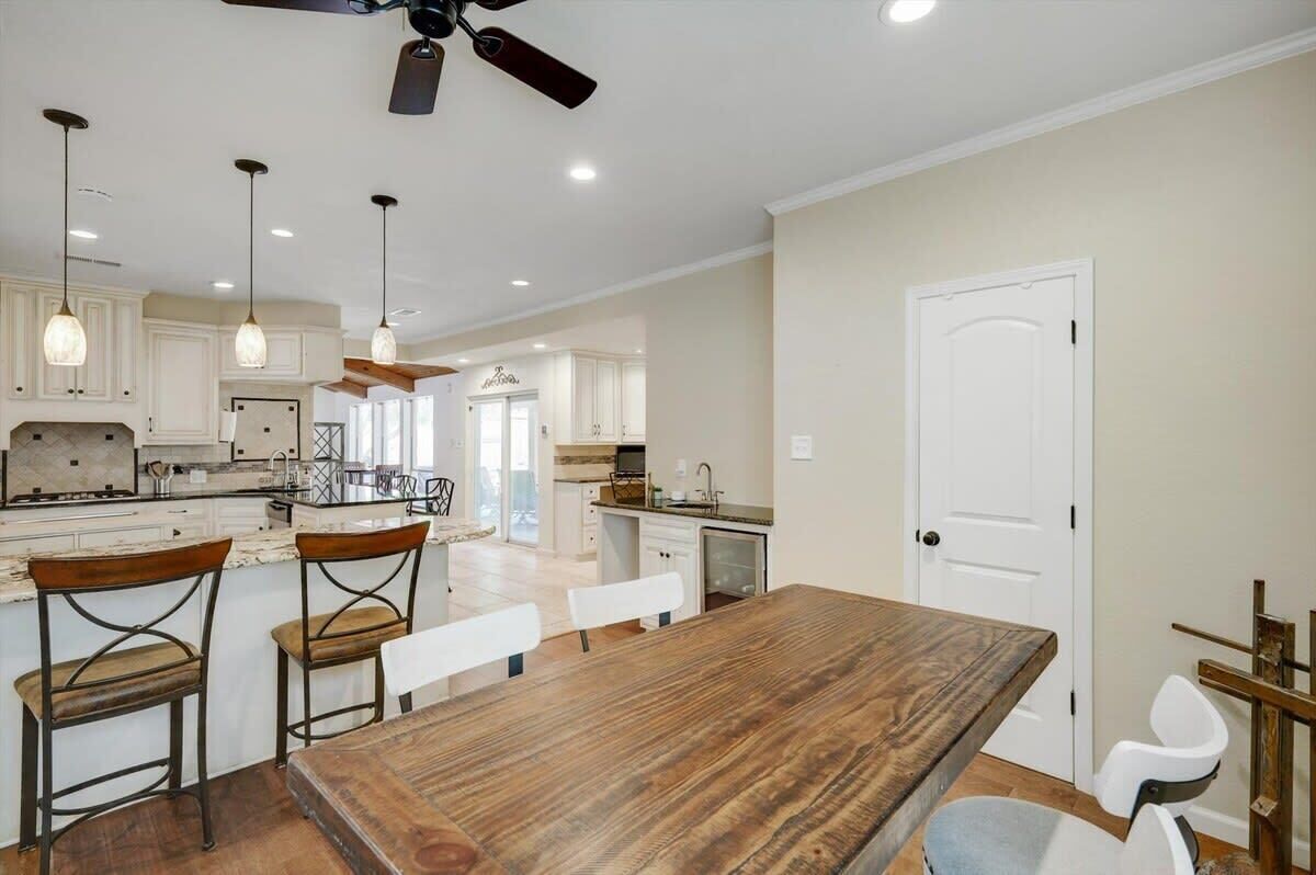 This open-concept layout makes it easy to socialize, whether you’re enjoying a meal at the dinner table or relaxing on one of the many comfortable couches.