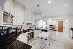 冷蔵庫、電子レンジ、オーブン、コンロ