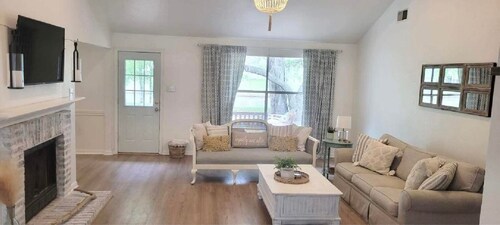 Peace, luxury and fishing under 100 year old oaks