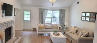 Peace, luxury and fishing under 100 year old oaks