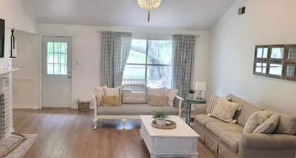 Peace, luxury and fishing under 100 year old oaks