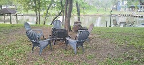 Outdoor dining - Peace, luxury and fishing under 100 year old oaks (Bay City)