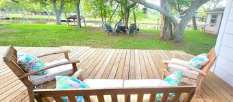 Peace, luxury and fishing under 100 year old oaks