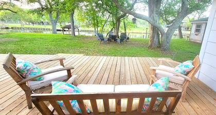 Peace, luxury and fishing under 100 year old oaks