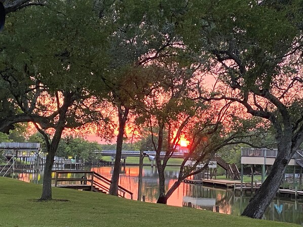 Miscellaneous - Peace, luxury and fishing under 100 year old oaks (Bay City)