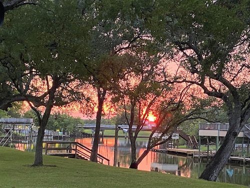 Peace, luxury and fishing under 100 year old oaks