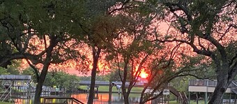 Peace, luxury and fishing under 100 year old oaks