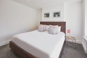 5 Schlafzimmer, Schreibtisch, Bügeleisen/Bügelbrett, kostenloses WLAN