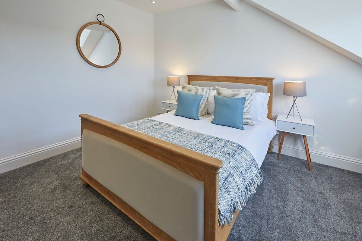 5 bedrooms, desk, iron/ironing board, free WiFi