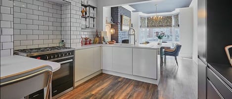 Réfrigérateur, four à micro-ondes, un four, surface de cuisson