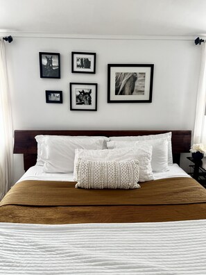 3 bedrooms, iron/ironing board, WiFi, bed sheets - Brewery District Homestead  (Columbus)