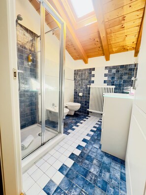 Douche, sèche-cheveux, bidet, serviettes fournies
