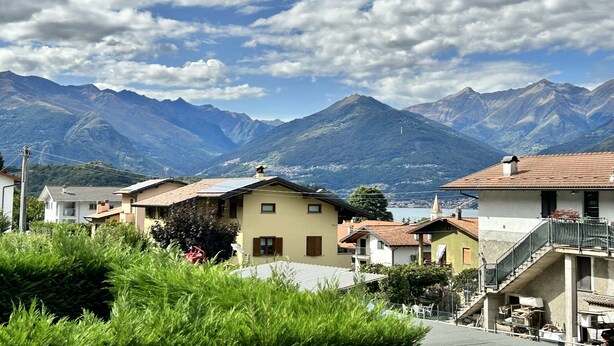 A residential area with houses, a clear sky, and mountains in the background. - Sonhozinho House Colico, Beautiful Villa with Lake and Mountain View (Lombardia)
