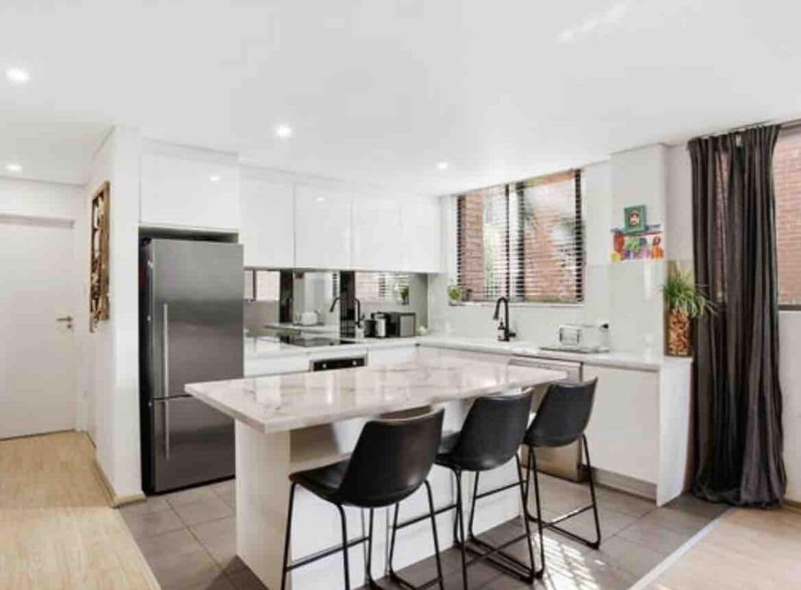 3 Bedroom Garden Apartment in Elizabeth Bay with Parking!