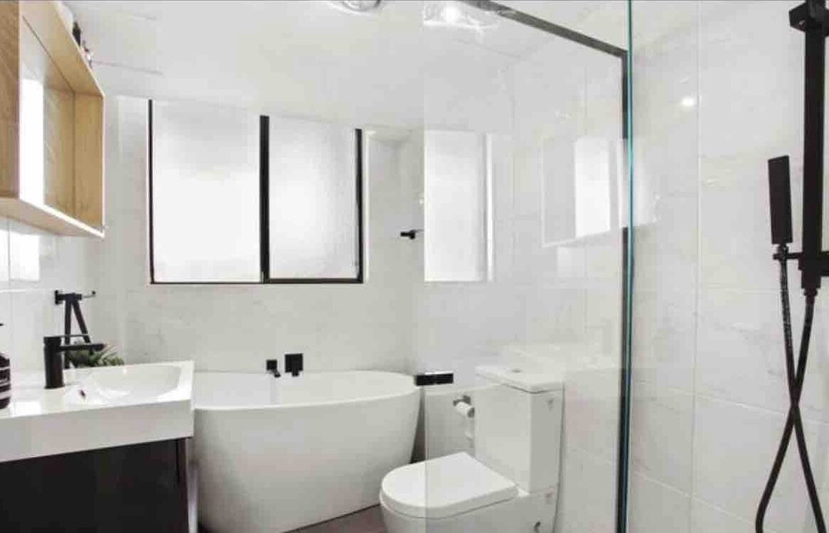 3 Bedroom Garden Apartment in Elizabeth Bay with Parking!