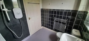 Regadera, toallas, jabón, shampoo