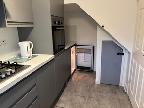 Kühlschrank, Mikrowelle, Ofen, Herdplatte