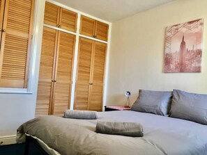 1 habitación, tabla de planchar con plancha, wifi gratis y ropa de cama