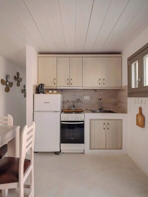 Keittoastiat/astiat/ruokailuvälineet