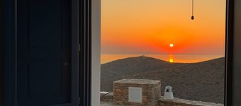 Folegandros Enchanting Moniasma Home, Sunset Views