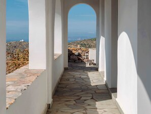 Property grounds - Folegandros Enchanting Moniasma Home, Sunset Views (Ano Meria)