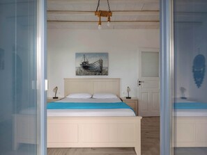 1 dormitorio, tabla de planchar con plancha, wifi y ropa de cama