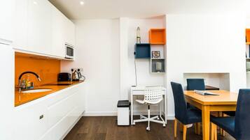 Apartamento (2 Bedrooms) | Cozinha privada | Chaleira elétrica, mesas de jantar
