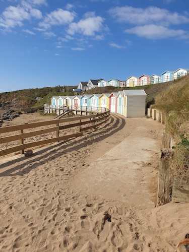 Large 3 bed bungalow set in Woodland grounds near Tamar lakes and local beaches