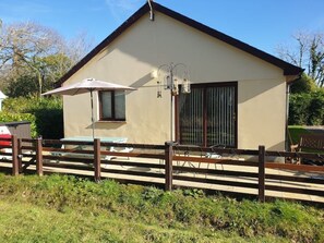Outdoor dining - Large 3 bed bungalow set in Woodland grounds near Tamar lakes and local beaches (Kilkhampton)