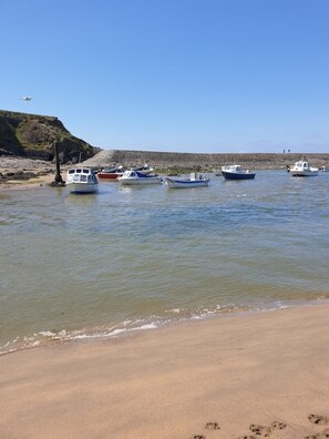 A sandy beach with several boats anchored in calm waters. - Large 3 bed bungalow set in Woodland grounds near Tamar lakes and local beaches (Kilkhampton)