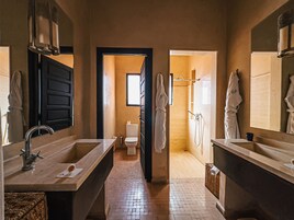 Suite junior | Baño | Artículos de higiene personal gratuitos, secador de pelo y albornoces