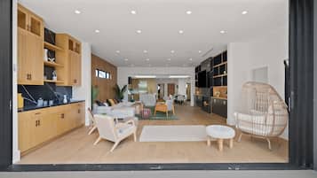 Televisión, chimenea, estéreo y oficina