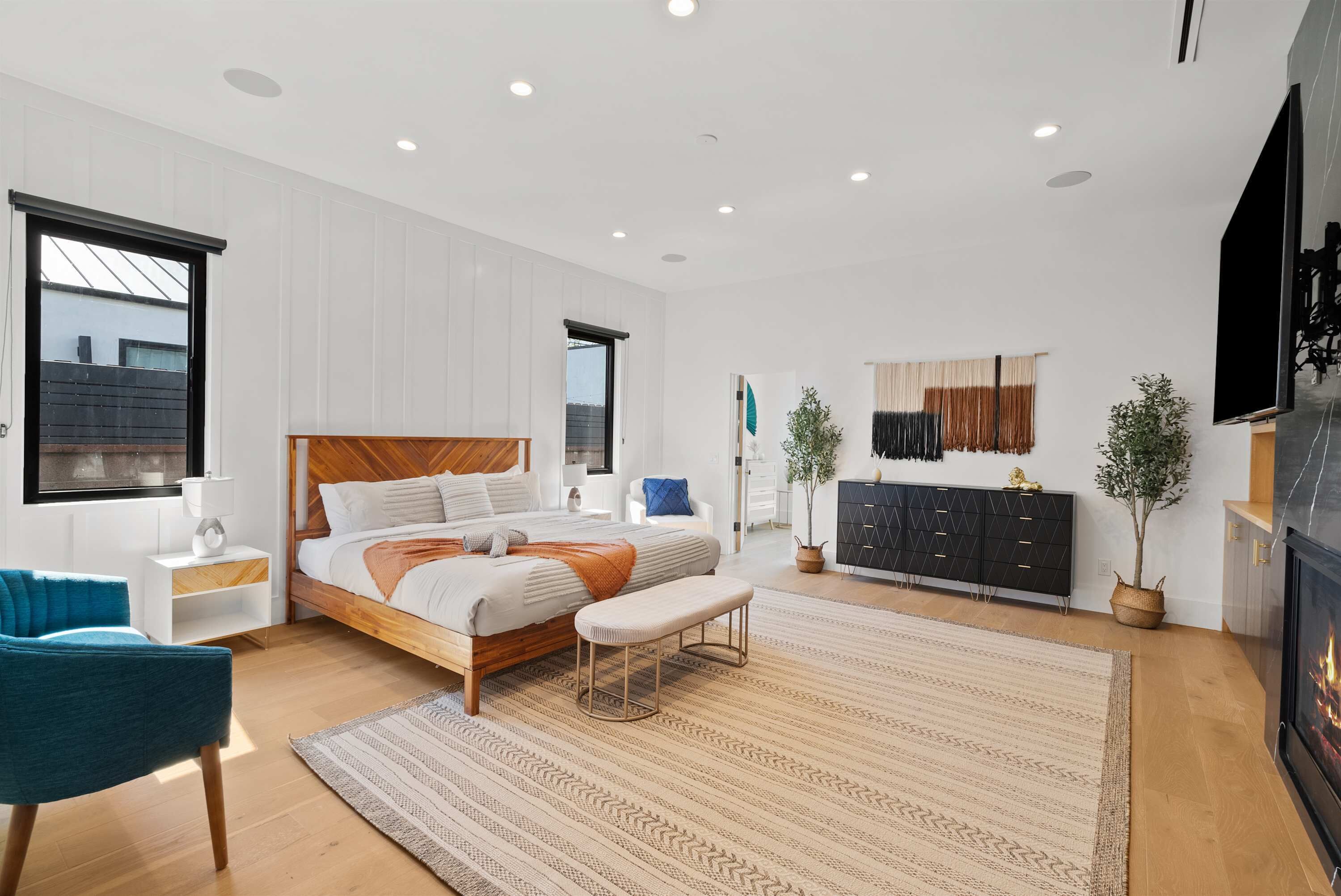 4 bedrooms, desk, iron/ironing board, WiFi