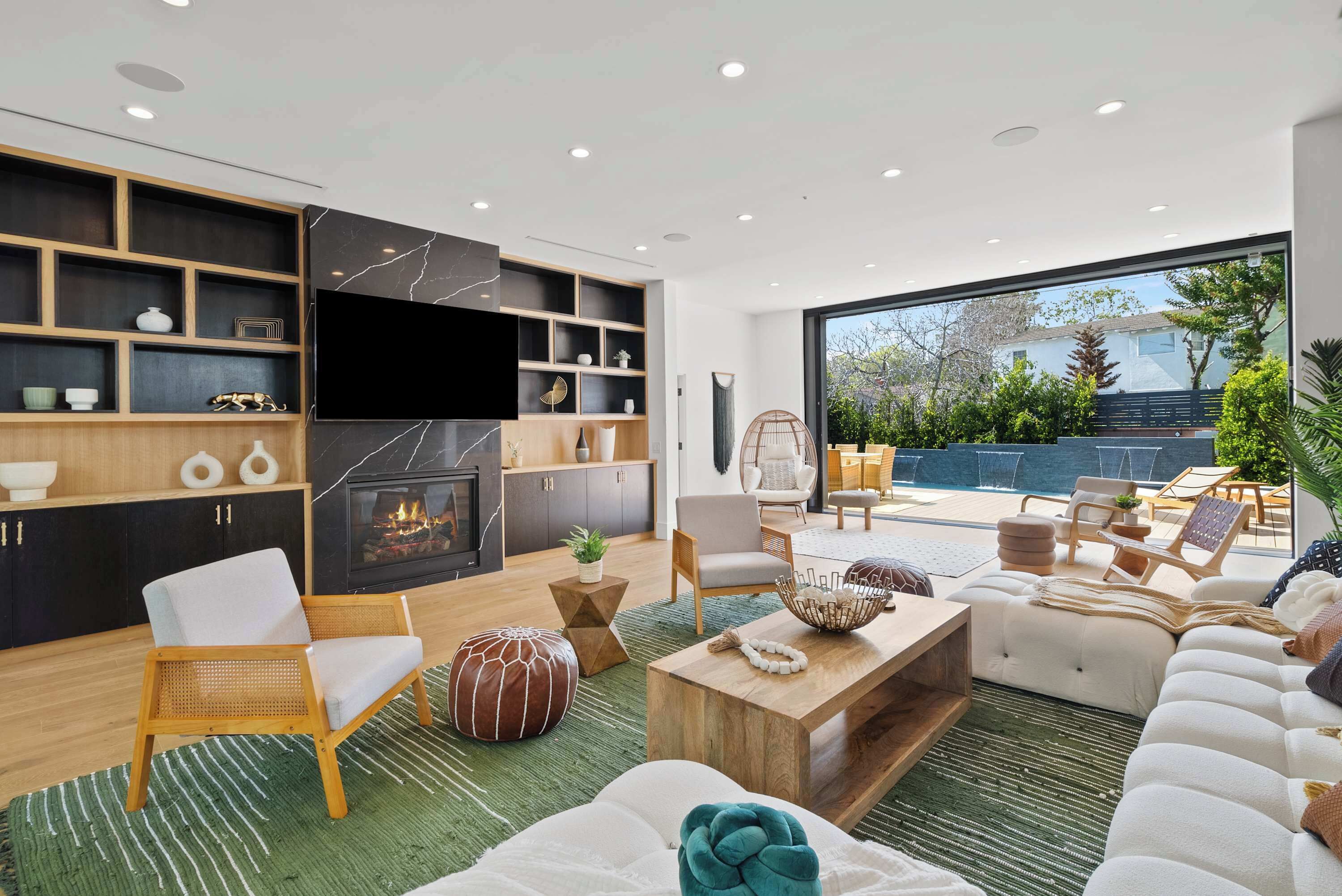 Televisión, chimenea, estéreo y oficina 