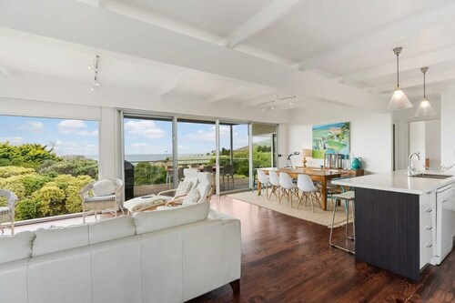 Encounter Bay Family Escape – Sea Views, Games Room & Walk to The Bluff