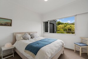 4 bedrooms, iron/ironing board, WiFi