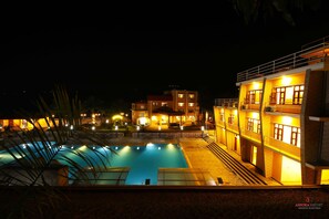 5 piscines extérieures, chaises longues