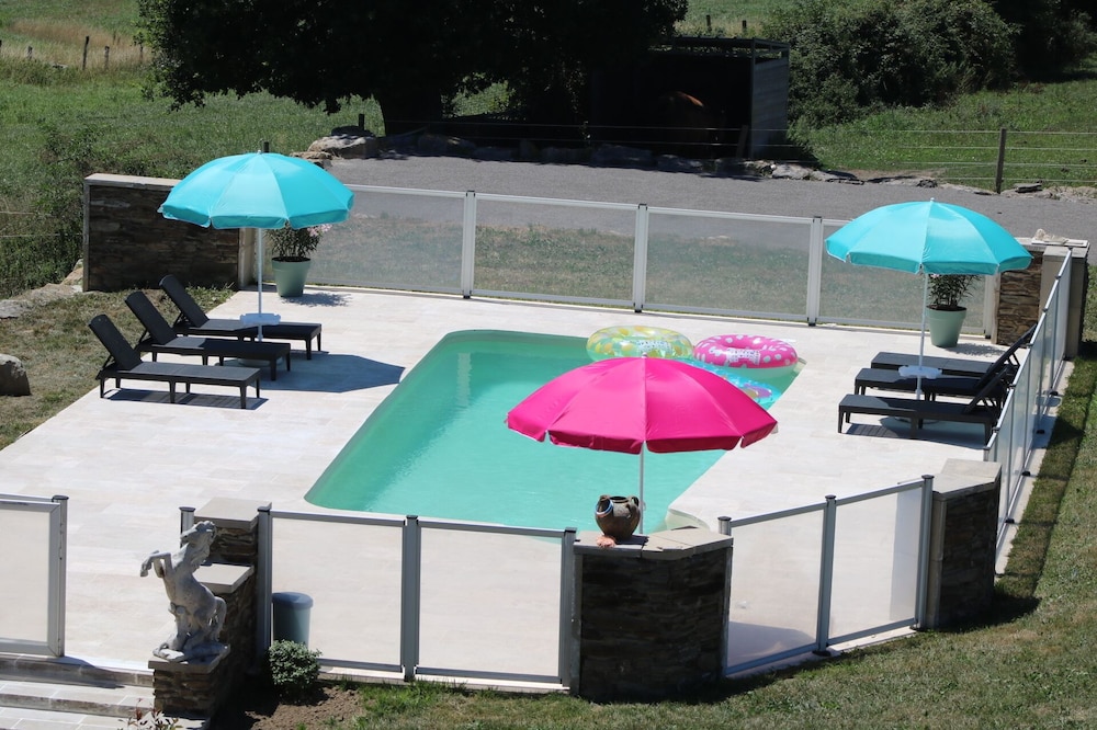 Cottage on the horse farm with swimming pool