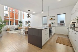 Fridge, microwave, oven, stovetop - The Tourmaline - Urban Loft - Market District (Bentonville)