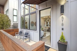 Outdoor dining - The Tourmaline - Urban Loft - Market District (Bentonville)