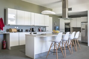 Kühlschrank, Ofen, Wasserkocher mit Kaffee-/Teezubehör, Wasserkocher