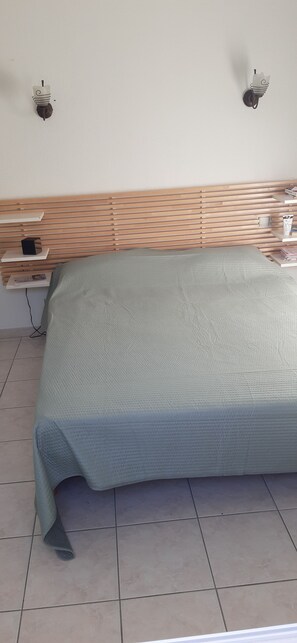 3 slaapkamers, een strijkplank/strijkijzer, reisbedje, wifi