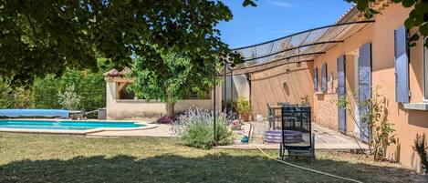 حمّام سباحة خارجي