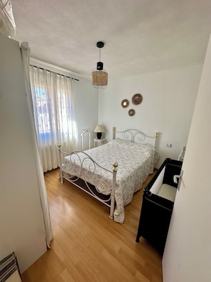 3 عدّة غرف نوم ومكواة/لوح كي وسرير سفر وواي فاي