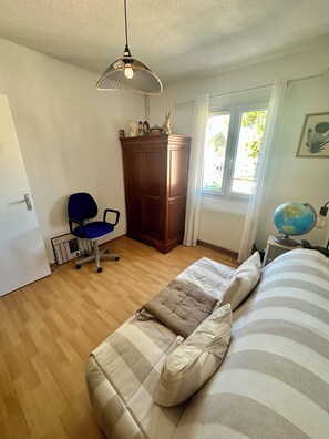 3 bedrooms, iron/ironing board, travel cot, WiFi