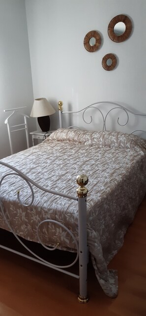 3 عدّة غرف نوم ومكواة/لوح كي وسرير سفر وواي فاي