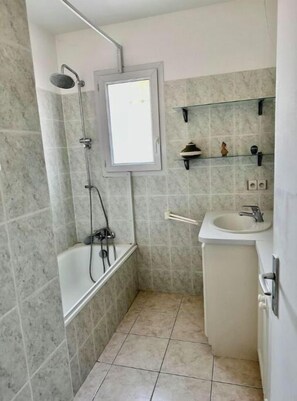 Regadera y secadora de cabello 