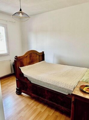 3 habitaciones, tabla de planchar con plancha, cuna de viaje y wifi 