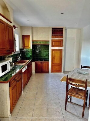 冷蔵庫、電子レンジ、オーブン、コンロ